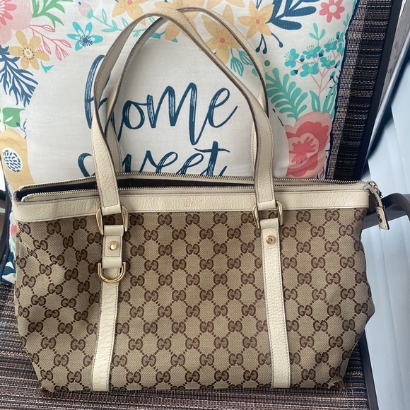 Gucci Handbag! Authentic - Picture 2 of 7